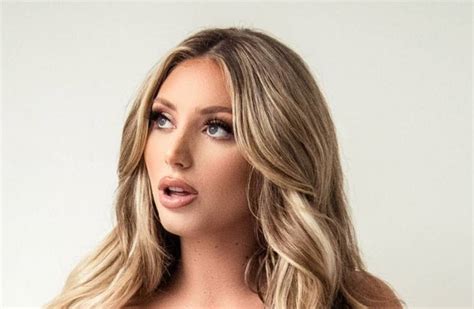 Kayley Gunner is worth anywhere from $490,000 to $989,000. One of the most important questions her fans keep asking about Kayley Gunner would be how much does she actually have? This question becomes necessary when people are trying to make a comparison with other celebrity’s net worth and incomes.